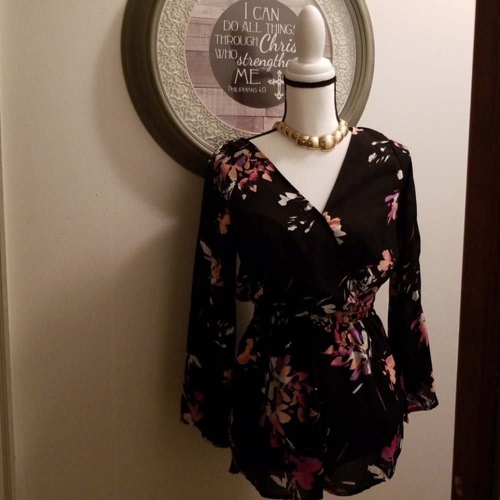 NWT🖤SUPER CUTE ROMPER